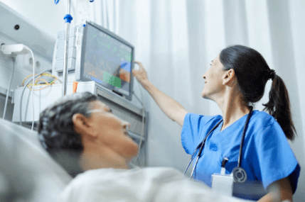 Médica explica monitoreo a paciente