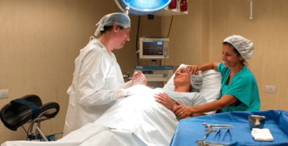 Obstetra y embarazada en sala de partos