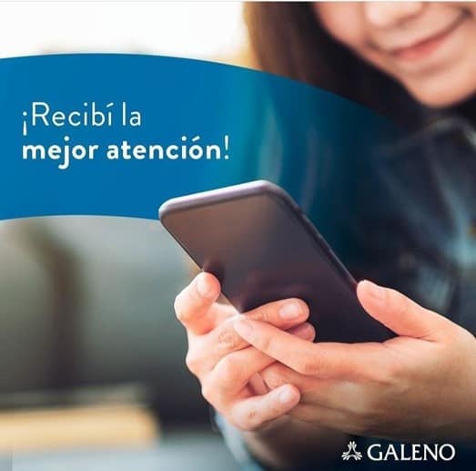 Mujer utilizando la app de Galeno