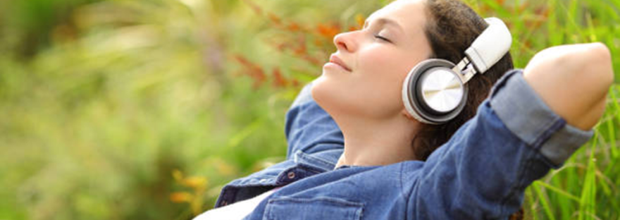 Mujer relajada oye música