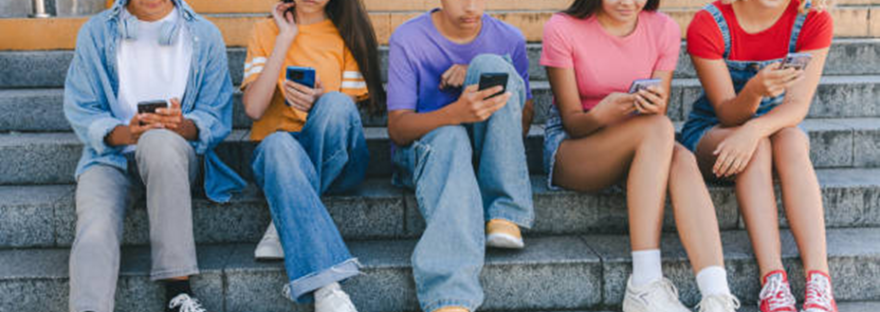 Adolescentes usando celulares